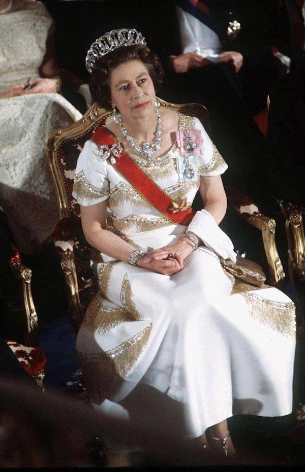 Choáng với bộ sưu tập vương miện và trang sức xa hoa của nữ hoàng elizabeth ii