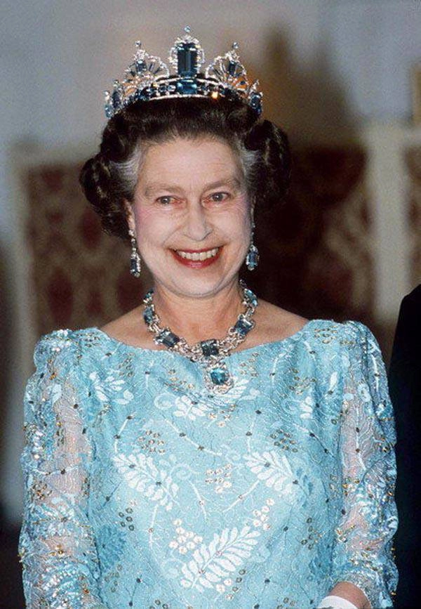 Choáng với bộ sưu tập vương miện và trang sức xa hoa của nữ hoàng elizabeth ii