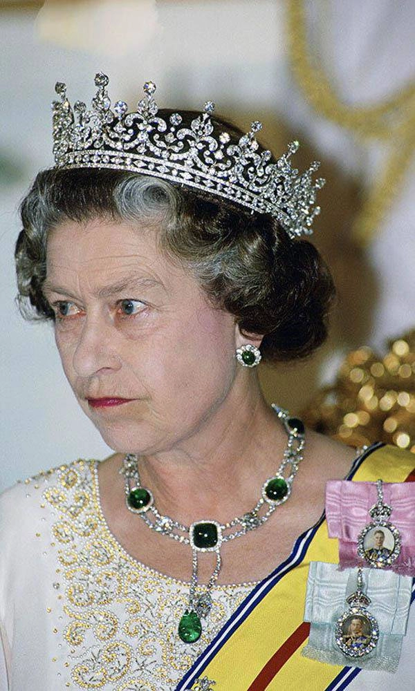 Choáng với bộ sưu tập vương miện và trang sức xa hoa của nữ hoàng elizabeth ii