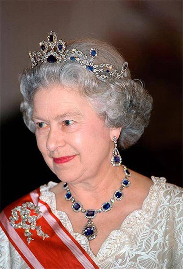 Choáng với bộ sưu tập vương miện và trang sức xa hoa của nữ hoàng elizabeth ii