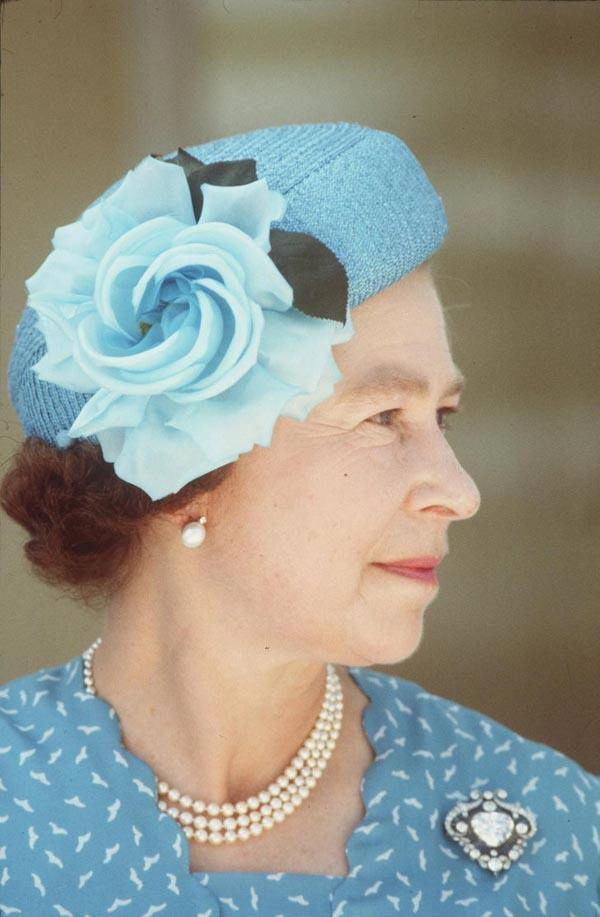 Choáng với bộ sưu tập vương miện và trang sức xa hoa của nữ hoàng elizabeth ii