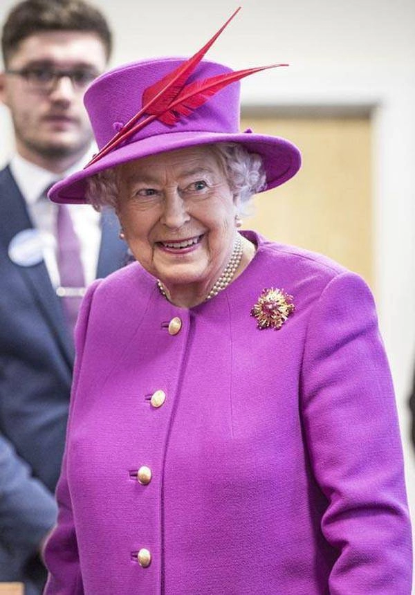 Choáng với bộ sưu tập vương miện và trang sức xa hoa của nữ hoàng elizabeth ii