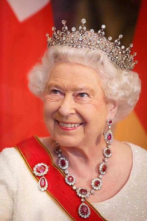 Choáng với bộ sưu tập vương miện và trang sức xa hoa của nữ hoàng elizabeth ii