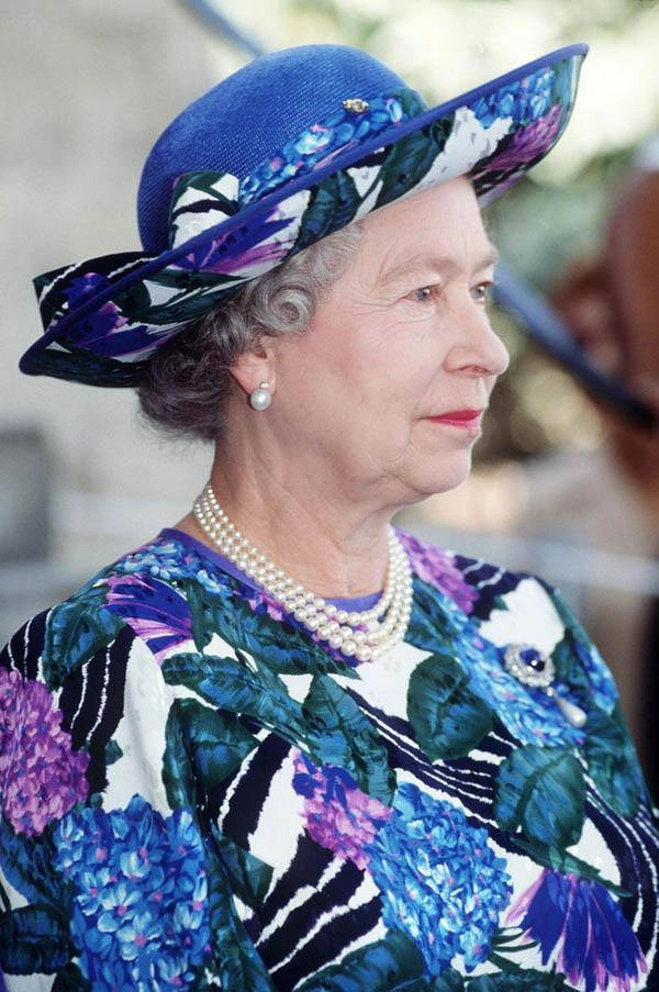 Choáng với bộ sưu tập vương miện và trang sức xa hoa của nữ hoàng elizabeth ii