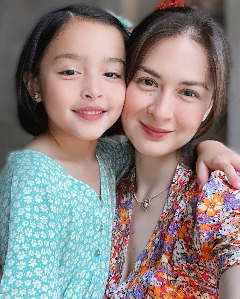 Chụp chung khung hình con gái 7 tuổi có đôi mắt phượng xinh lấn át mỹ nhân đẹp nhất philippines