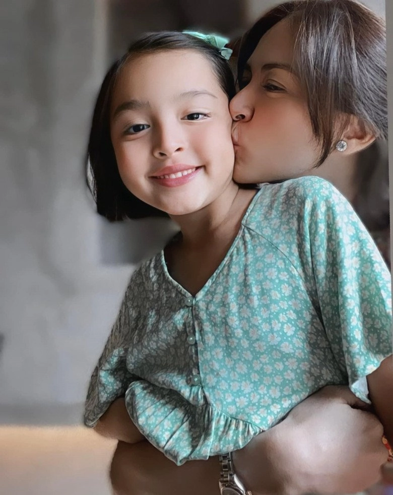 Chụp chung khung hình con gái 7 tuổi có đôi mắt phượng xinh lấn át mỹ nhân đẹp nhất philippines