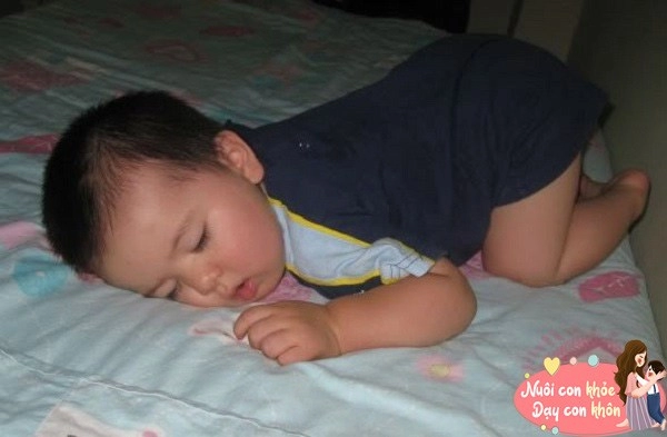 Có 4 tư thế ngủ tưởng an toàn nhưng ẩn chứa nhiều nguy cơ sức khỏe của trẻ