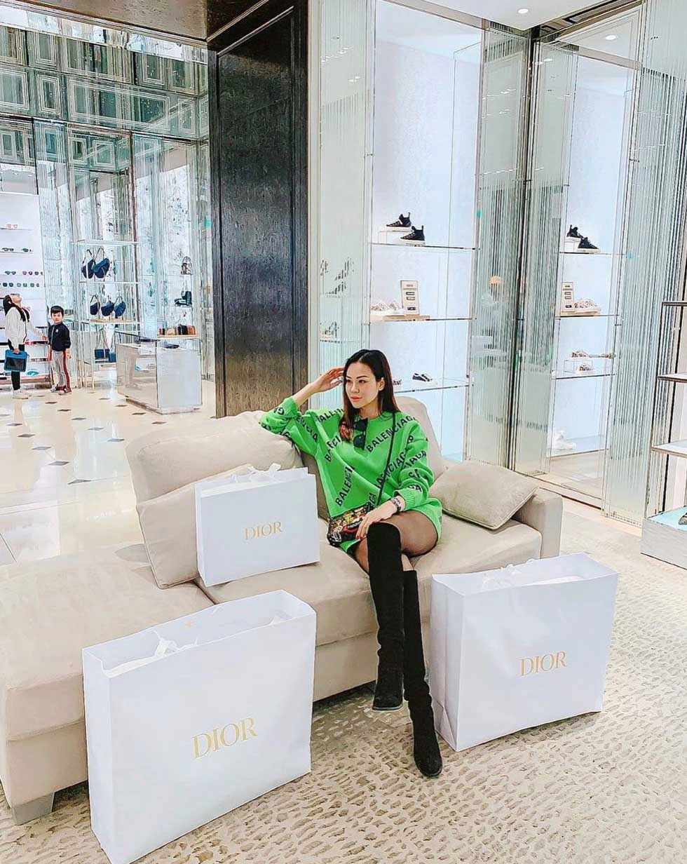 Con dâu nhà tỷ phú khoe chiến tích shopping chốt đơn theo lô mua toàn món trăm triệu