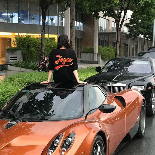 Con gái đại gia minh nhựa khoe giày hiệu chất đống siêu xe 80 tỷ gia nhập hội rich kid