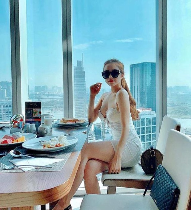 Con gái đại gia minh nhựa khoe giày hiệu chất đống siêu xe 80 tỷ gia nhập hội rich kid