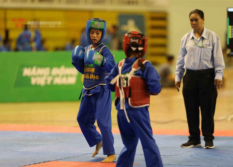 Con gái hcv vovinam của ngọc diễm 12 tuổi có cặp chân đôi đũa góc nghiêng tây như mẹ