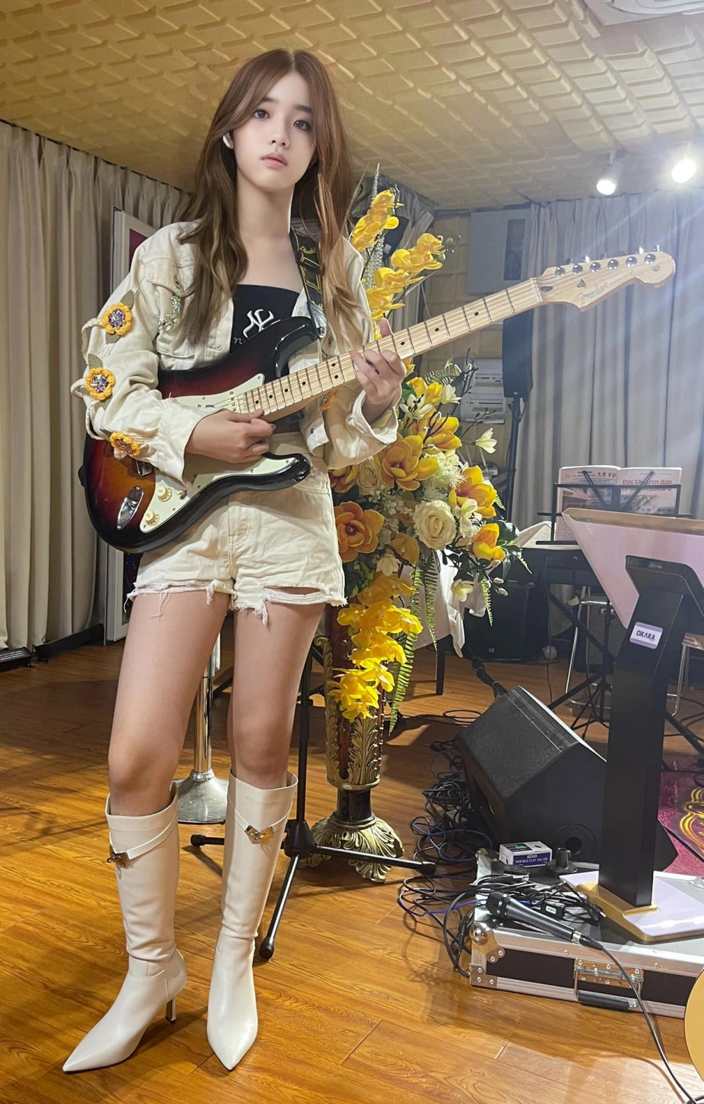 Con gái nuôi bằng kiều 1m7 diện áo dài dáng chuẩn hoa hậu đời thường mặc chất chơi như sao nhạc rock