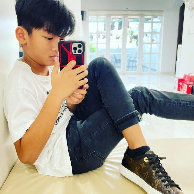 Con trai lệ quyên 9 tuổi mê giày hiệu được bố đầu tư phong cách ăn mặc chuẩn rich kid