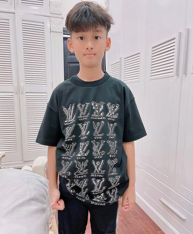 Con trai lệ quyên 9 tuổi mê giày hiệu được bố đầu tư phong cách ăn mặc chuẩn rich kid