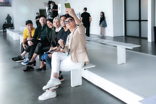 Công trí và châu bùi cùng đụng hàng phụ kiện tại nyfw