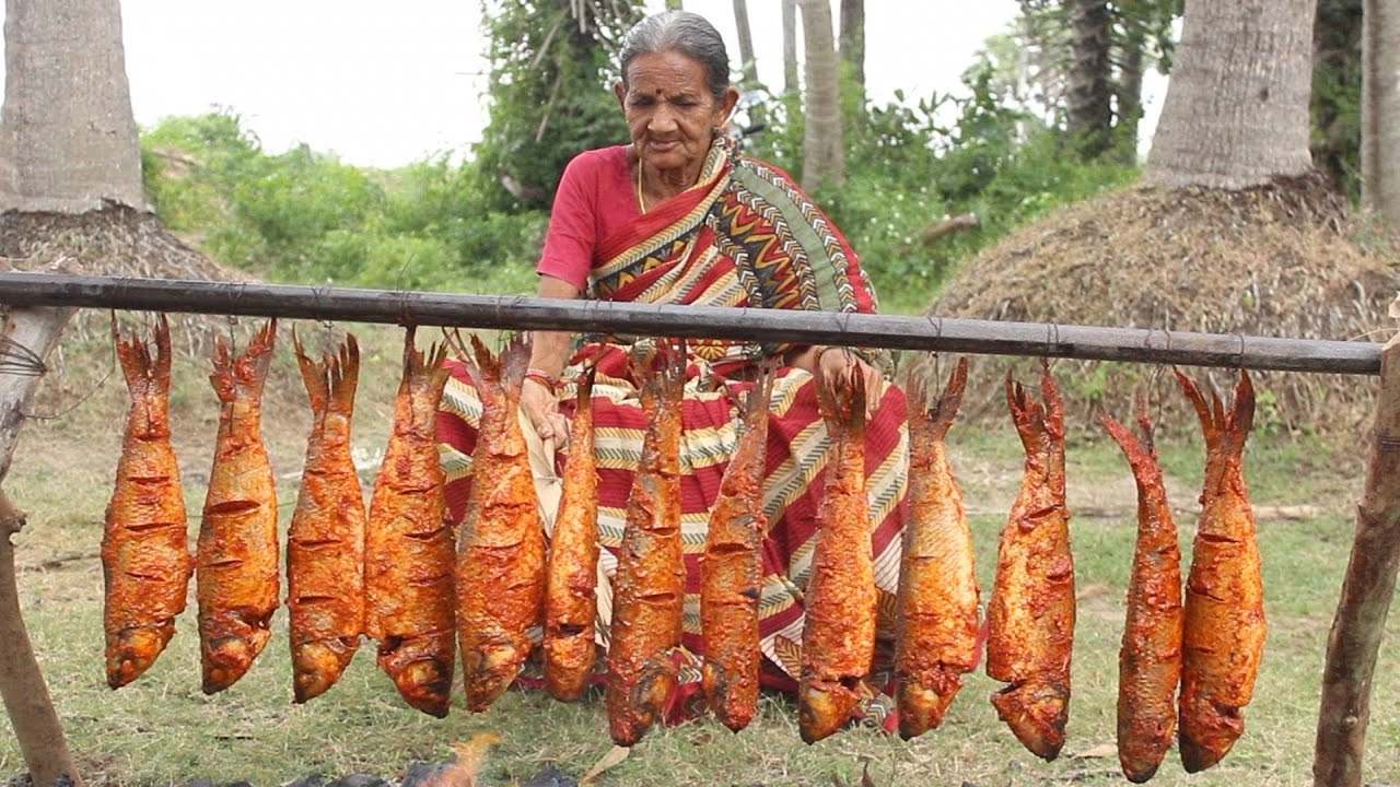 Cụ bà 106 tuổi mang cả rổ cá ra gốc dừa nướng hút 32 triệu view
