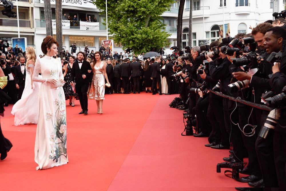 Cuối cùng tà áo dài việt nam cũng giúp lý nhã kỳ trở thành tâm điểm tại cannes 2018