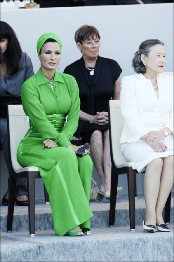 Đẳng cấp cựu hoàng hậu qatar biểu tượng thời trang không bao giờ mặc xấu ra sân bóng cũng diện đồ lung linh