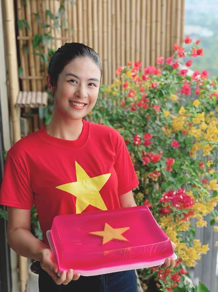 Đăng quang 12 năm với tiếng thơm giản dị nàng hậu khoe phòng thay đồ toàn túi da cá sấu