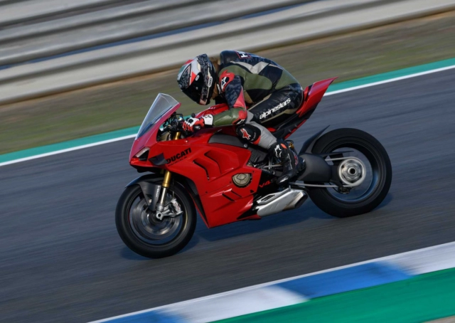 Đánh giá chi tiết ducati panigale v4 s 2022 sau khi được nâng cấp