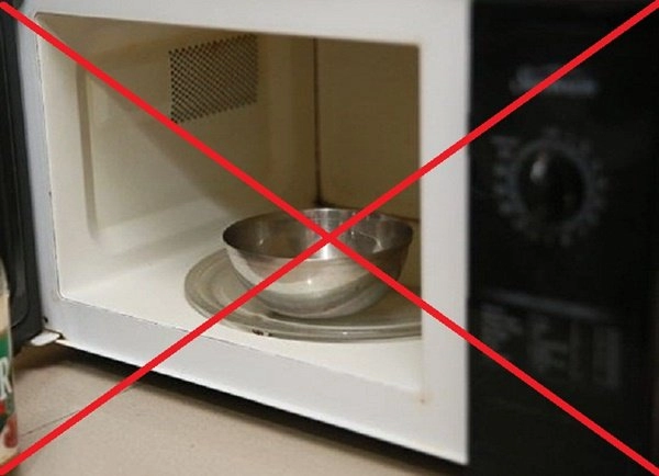 Đặt lò vi sóng lên tủ lạnh cách làm tưởng đúng hoá ra sai lầm khiến cả nhà rước họa