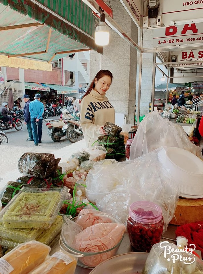 Dát vàng lên nhà nhưng lý nhã kỳ chỉ giản dị xách túi 50k đi chợ tết