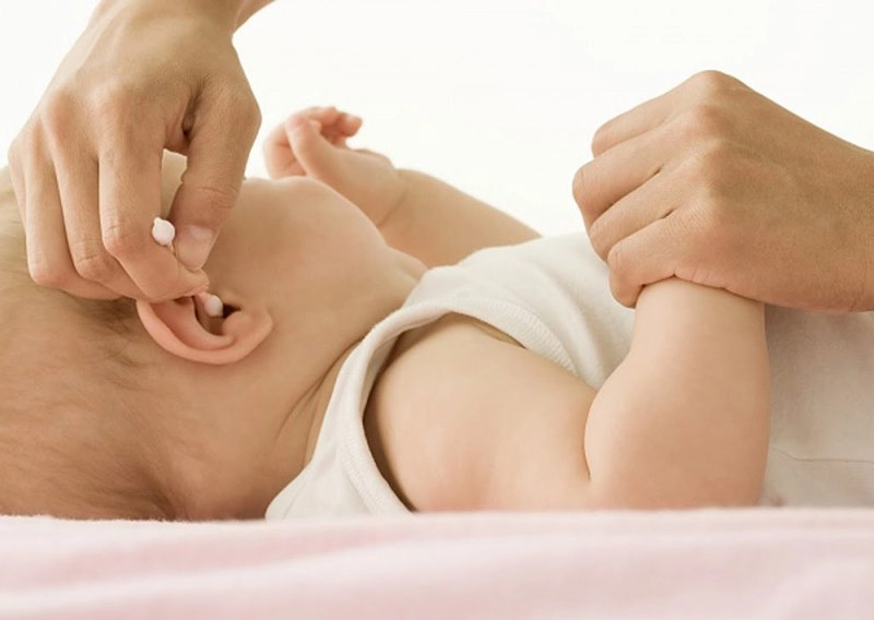 Dấu hiệu viêm tai giữa ở trẻ sơ sinh như thế nào