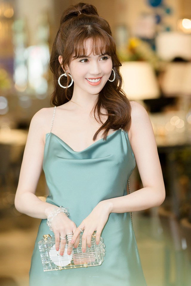 Diện sexy bị chê tới tấp nhưng mặc sương sương như vầy ngọc trinh được khen mát mặt