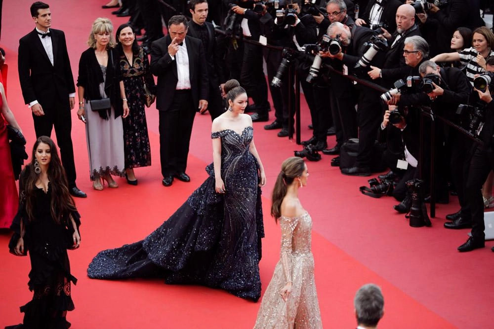 Diện váy đính hàng ngàn viên pha lê lý nhã kỳ chính là nữ hoàng băng giá của cannes 2018