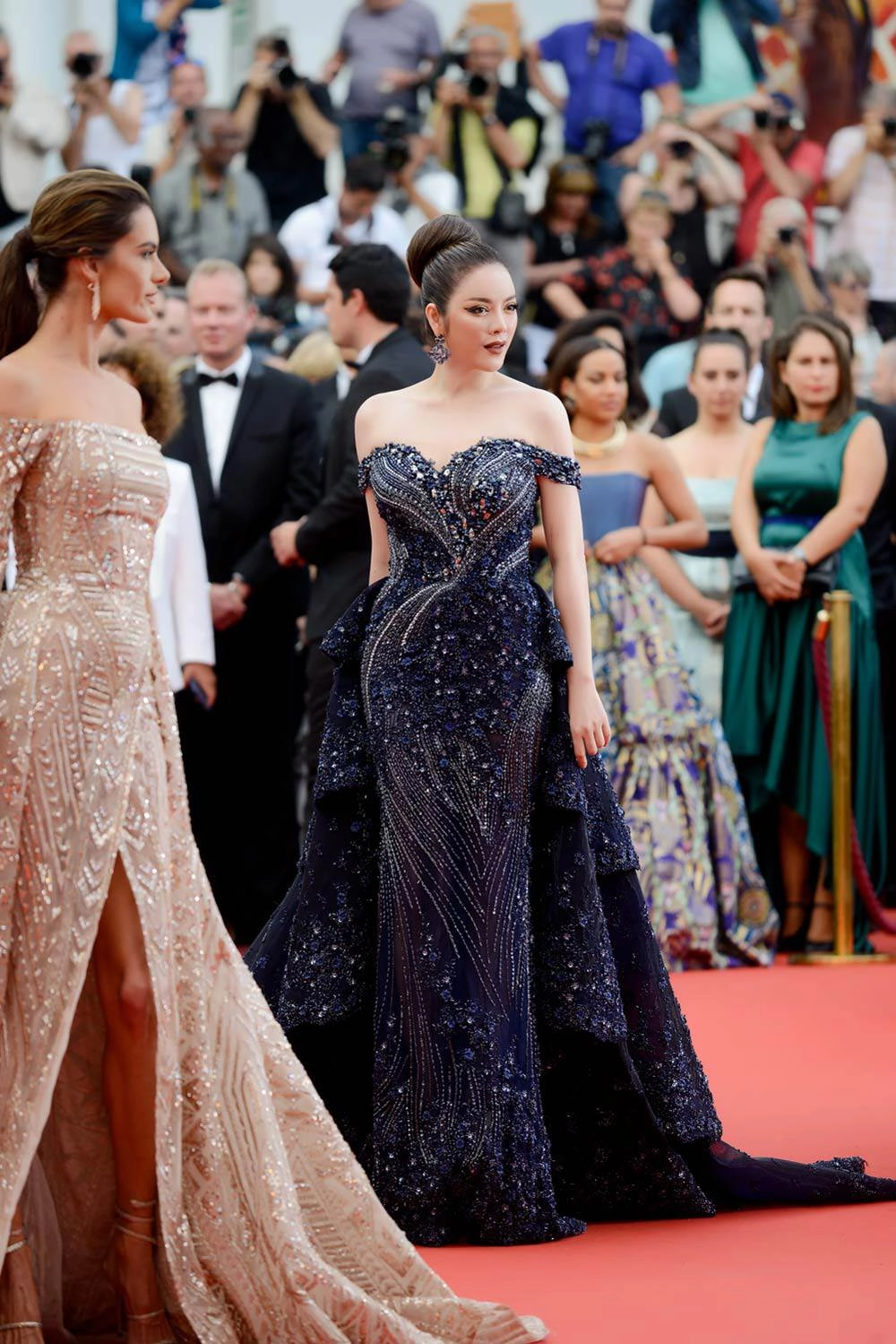 Diện váy đính hàng ngàn viên pha lê lý nhã kỳ chính là nữ hoàng băng giá của cannes 2018