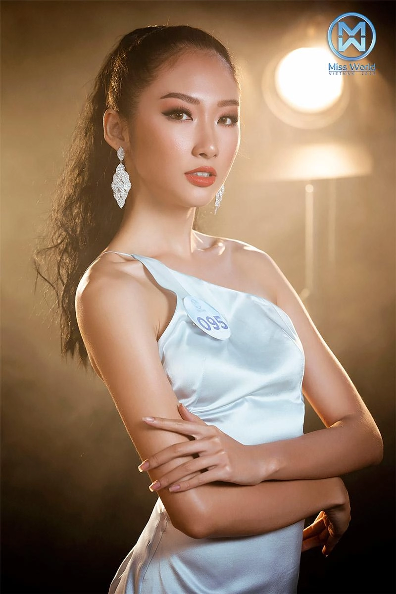 Diện váy lụa mỏng manh những bông hoa của miss world việt nam toả sáng rực rỡ