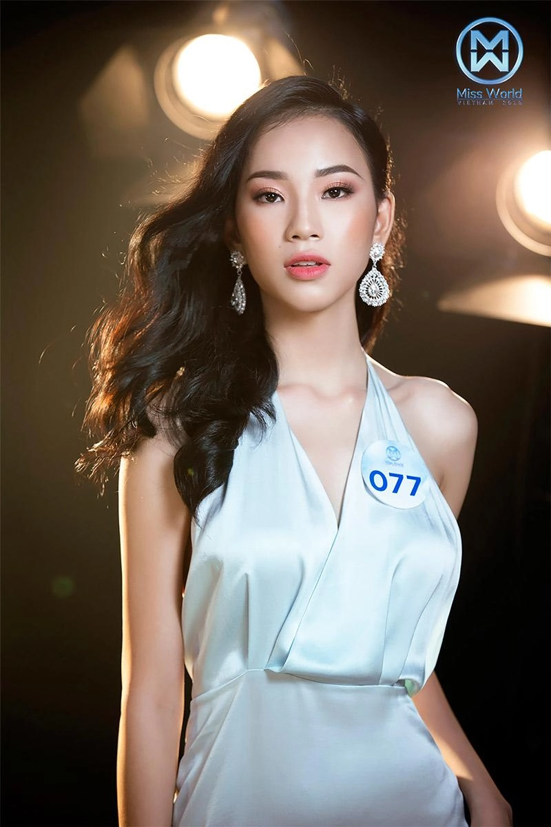 Diện váy lụa mỏng manh những bông hoa của miss world việt nam toả sáng rực rỡ