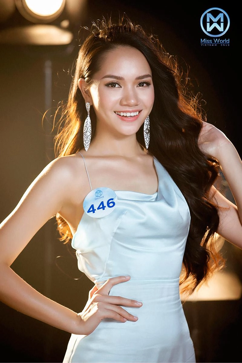 Diện váy lụa mỏng manh những bông hoa của miss world việt nam toả sáng rực rỡ