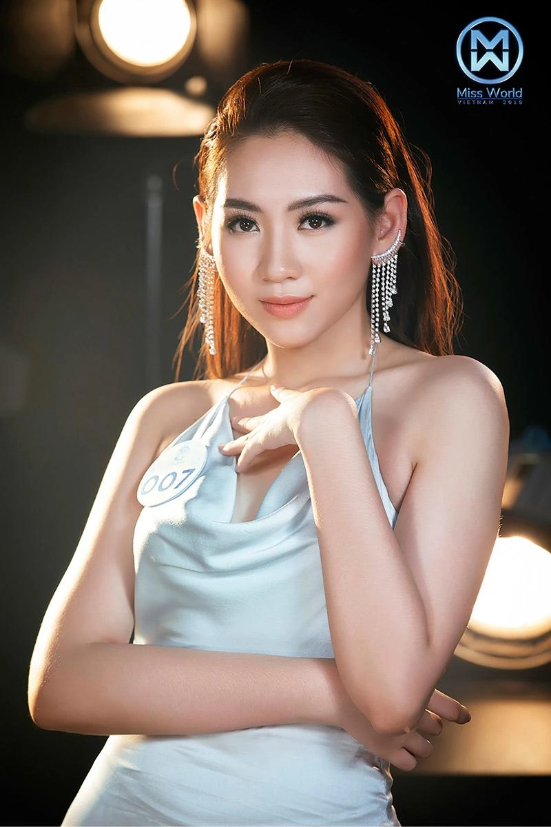 Diện váy lụa mỏng manh những bông hoa của miss world việt nam toả sáng rực rỡ