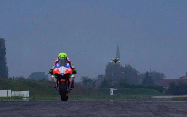 Điều gì sẽ xảy ra khi drone racing phải bay sau ducati panigale v4 r trên đường đua