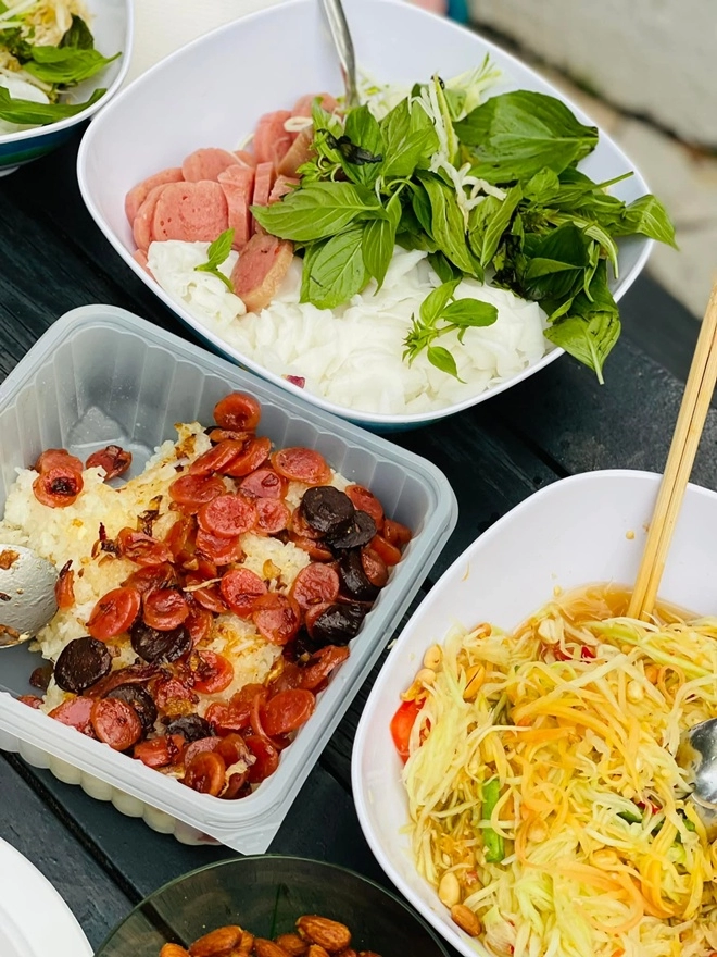 Đoan trang khoe tiệc bbq ngon nhức nách cùng những người bạn ai nhìn cũng thấy quá đã