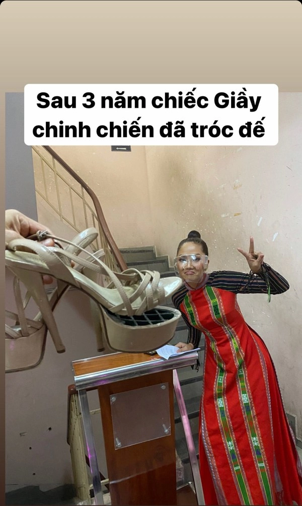 Đôi giày tâm linh giúp hhen niê đăng quang 3 năm trước nay còn đâu