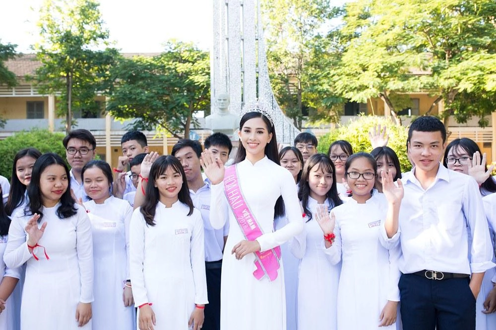 Dù lịch trình dày đặc hoa hậu tiểu vy vẫn chăm chỉ diện áo dài thướt tha