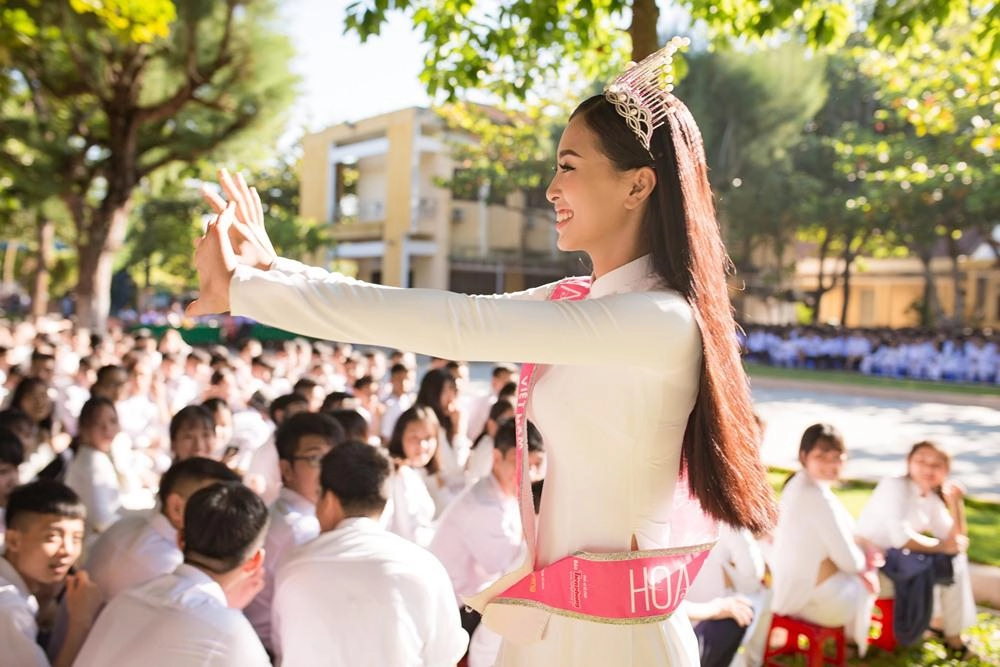 Dù lịch trình dày đặc hoa hậu tiểu vy vẫn chăm chỉ diện áo dài thướt tha