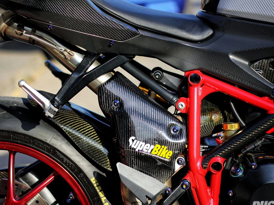 Ducati 848 evo độ nổi bật với full áo sợi carbon đẹp mê hồn