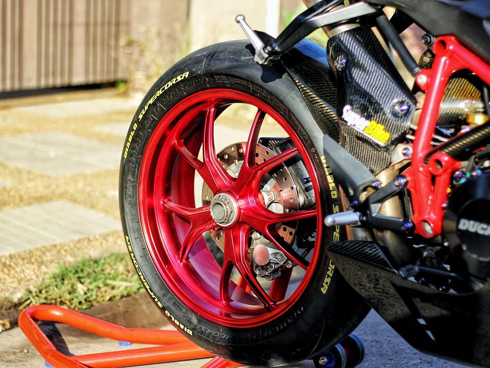 Ducati 848 evo độ nổi bật với full áo sợi carbon đẹp mê hồn