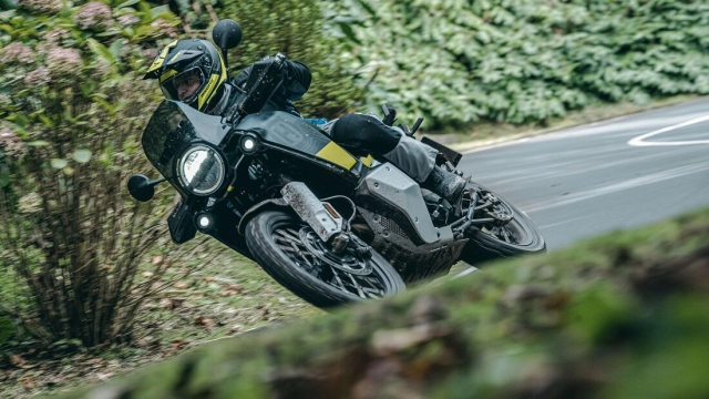 Ducati desertx và husqvarna norden 901 trên bàn cân thông số