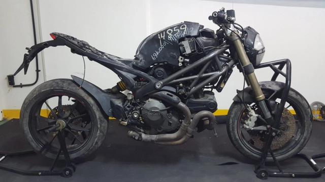 Ducati monster 1100 evo lột xác từ đống phế liệu