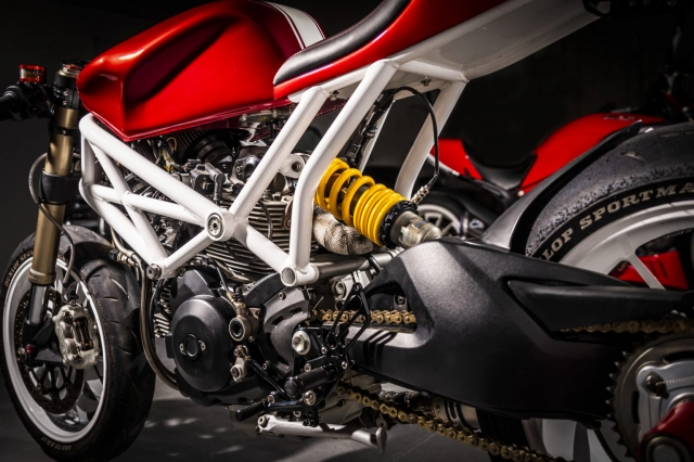 Ducati monster 1100 evo lột xác từ đống phế liệu