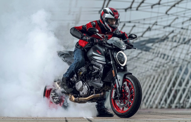 Ducati monster 2021 và mv agusta brutale 800 rr 2021 trên bàn cân thông số