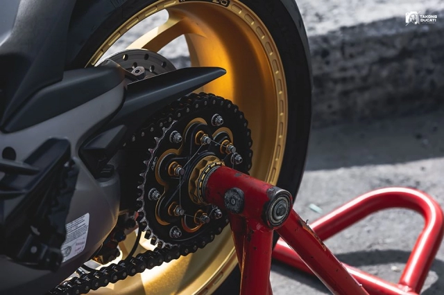 Ducati multistrada độ cá tính với dàn chân sáng chói