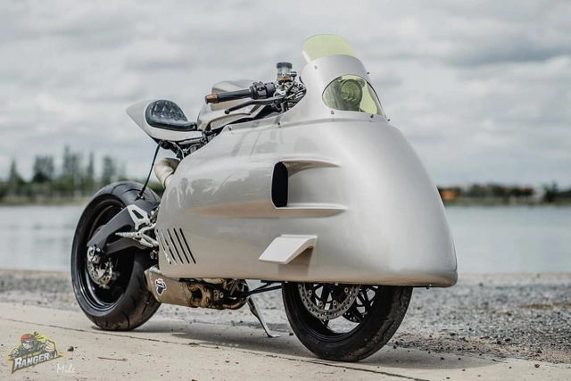 Ducati panigale 899 độ với kiểu dáng khoa học viễn tưởng thập niên 1950