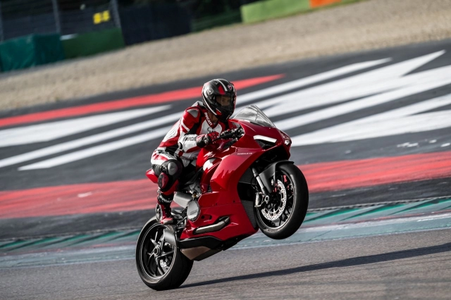 Ducati panigale v2 chuẩn bị ra mắt đná trong vài ngày tới