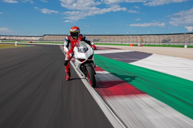 Ducati panigale v2 đã bắt đầu nhận đặt hàng