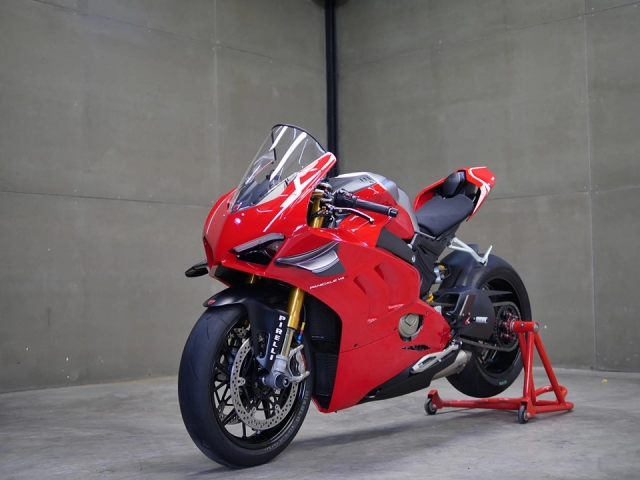 Ducati panigale v4 r độ chuẩn không cần chỉnh với dàn trang bị lôi cuốn